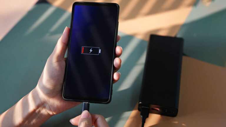 şarj edilen akıllı telefon